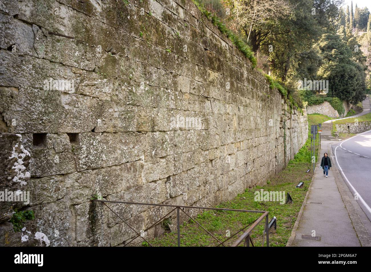 Le mura etrusche di Fiesole, città che domina Firenze - il campanile un caratteristico punto di riferimento sulla collina. Foto Stock