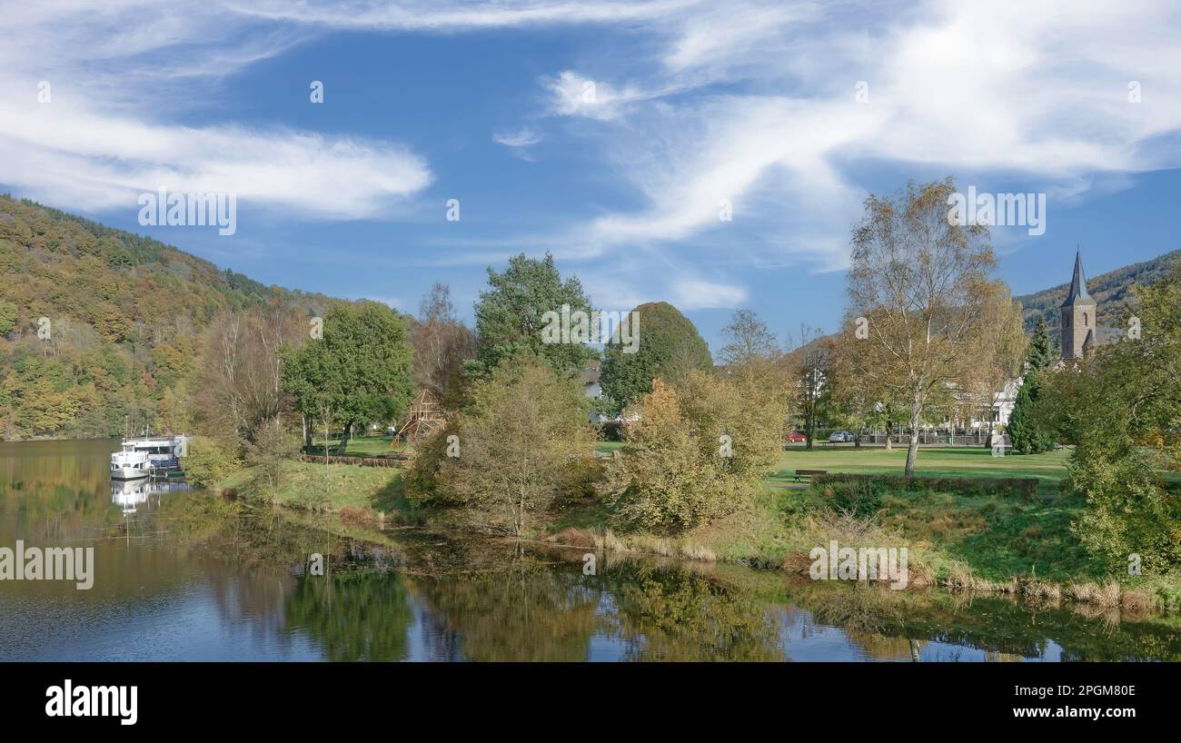 Villaggio di Einruhr a Rurtalsperre serbatoio nel Parco Nazionale di Eifel, Germania Foto Stock