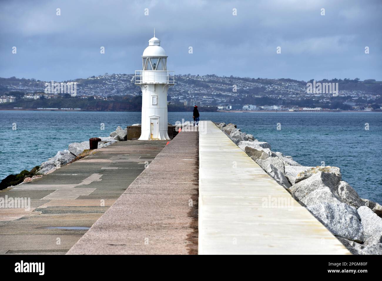 Viste lungo il frangiflutti di brixham nel devon Foto Stock