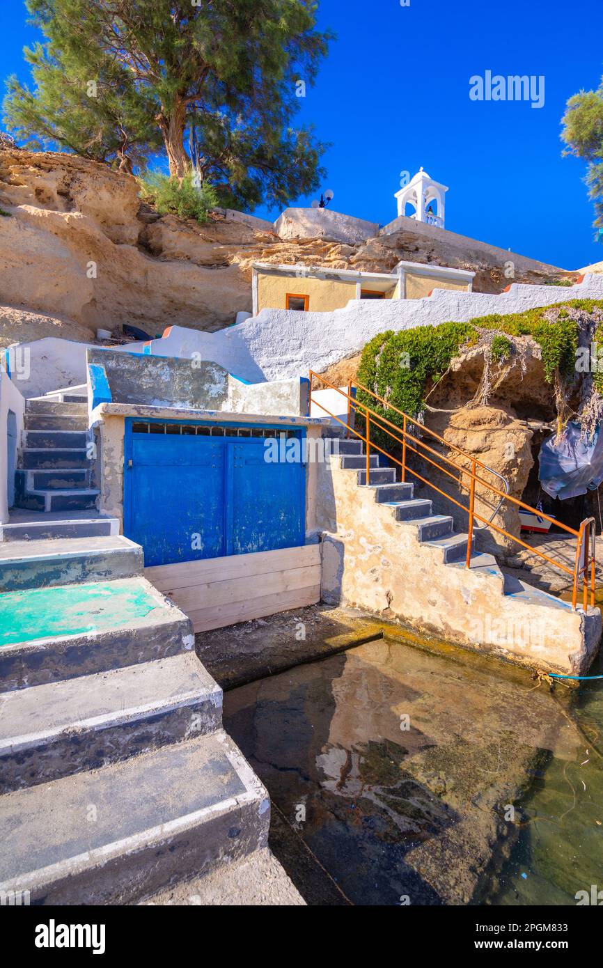 Pittoresco villaggio di Mandrakia (tradizionale villaggio greco sul mare, in stile cicladico) con sirmata - tradizionali case di pescatori, isola di Milos, Cicla Foto Stock