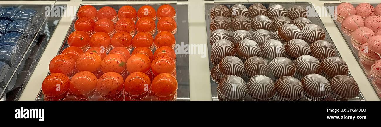 Caramelle al cioccolato rosse e marroni a forma di palla Foto Stock