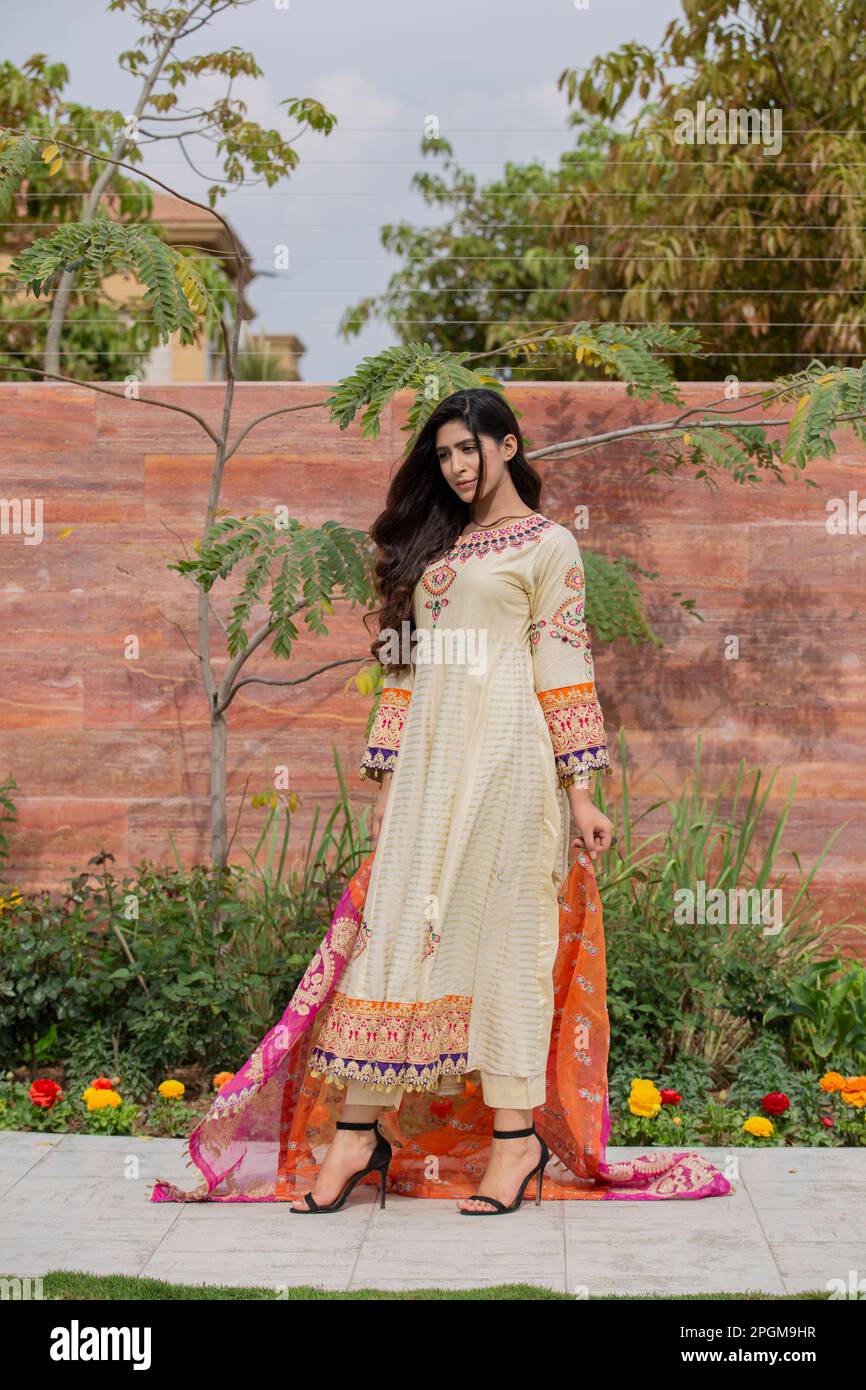 Modello femminile in posa all'aperto indossando abito estivo indiano pakistano asiatico tradizionale kameez salwar Foto Stock