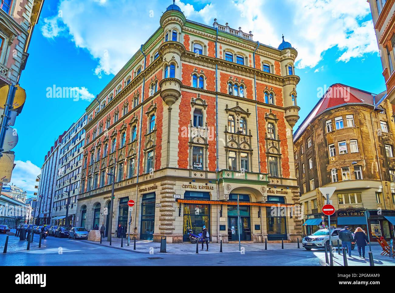 BUDAPEST, UNGHERIA - 22 FEBBRAIO 2022: L'esterno del palazzo vintage con le finestre oriel, la modanatura e la facciata del famoso caffè centrale, il 22 febbraio a Budapes Foto Stock