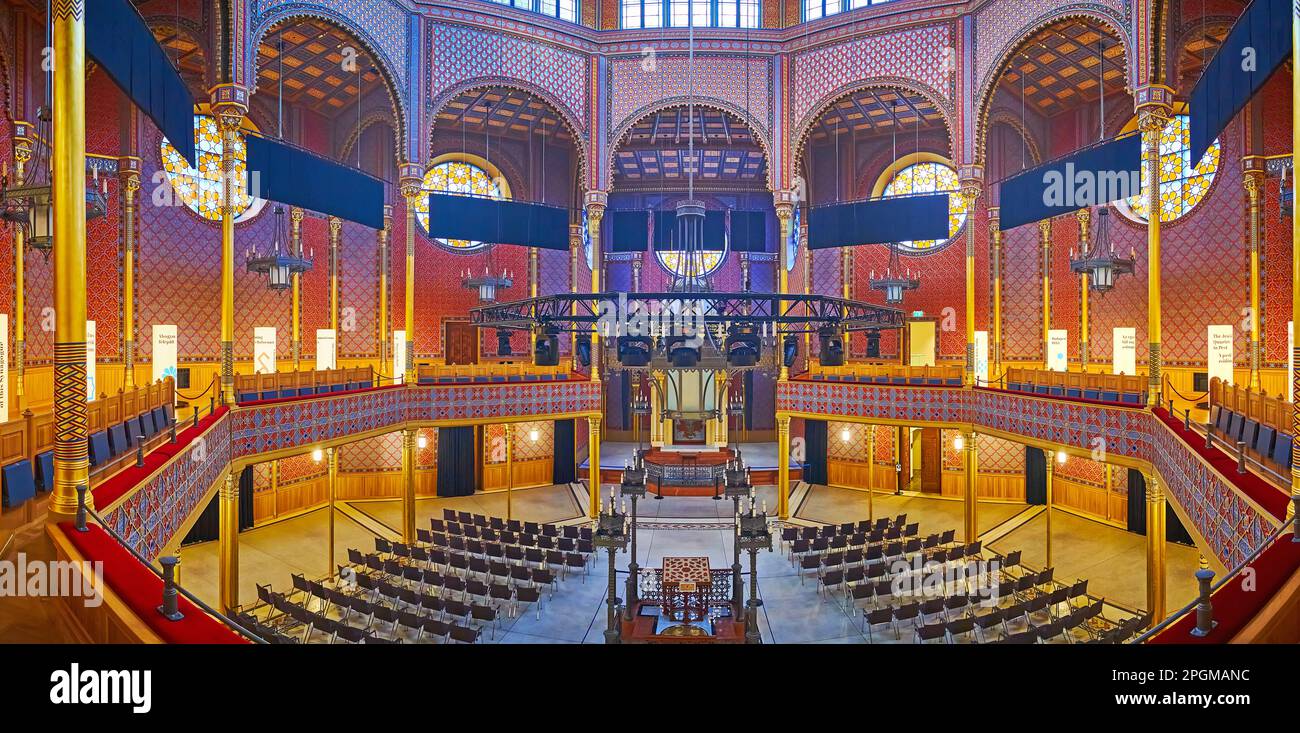 BUDAPEST, UNGHERIA - 22 FEBBRAIO 2022: Panorama dell'interno ornato di rinascita moresca della sinagoga restaurata di via Rumbach, il 22 febbraio a Budapest Foto Stock