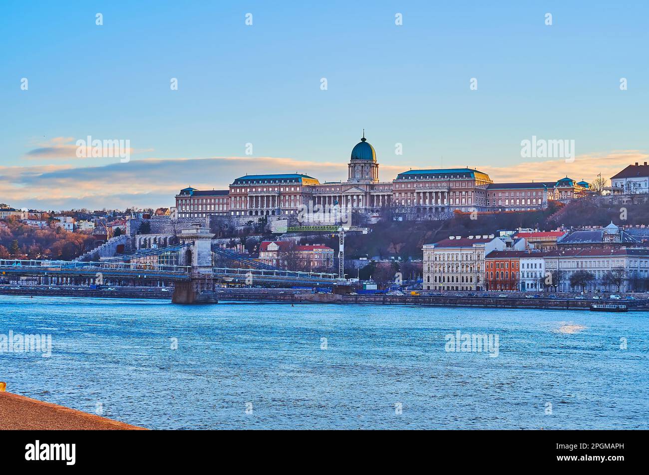 L'elegante Castello di Buda, che domina lo skyline di Buda dietro il Danubio, Budapest, Ungheria Foto Stock