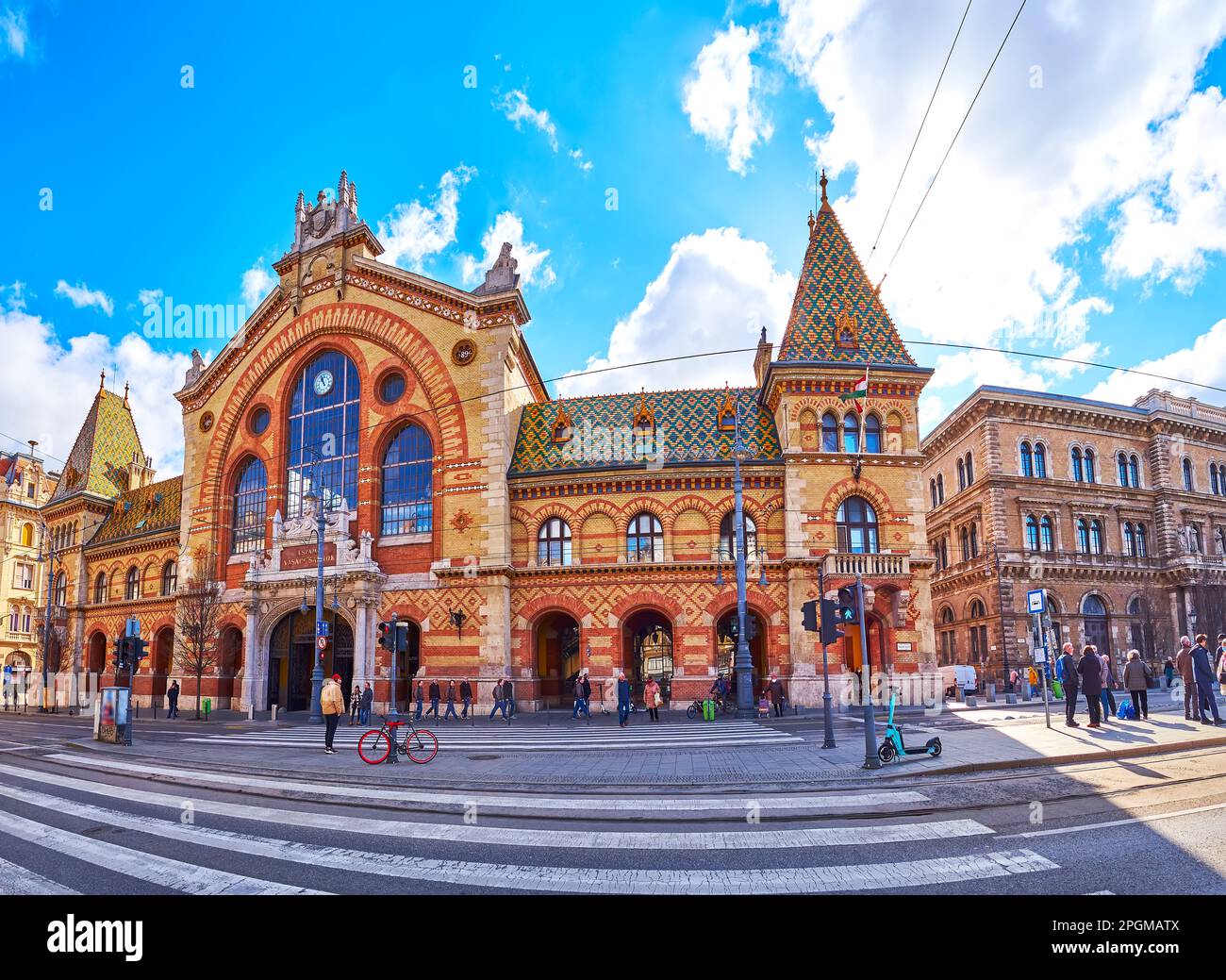 Panorama della facciata del mercato centrale storico ornato in Piazza Fovam, Pest, Budapest, Ungheria Foto Stock