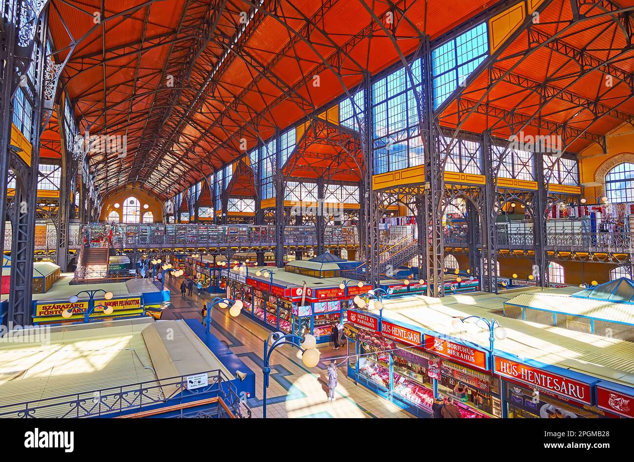 BUDAPEST, UNGHERIA - 22 FEBBRAIO 2022: Il mercato centrale è il popolare luogo turistico, che offre una vasta gamma di prodotti e cibi tradizionali ungheresi, sul Fe Foto Stock
