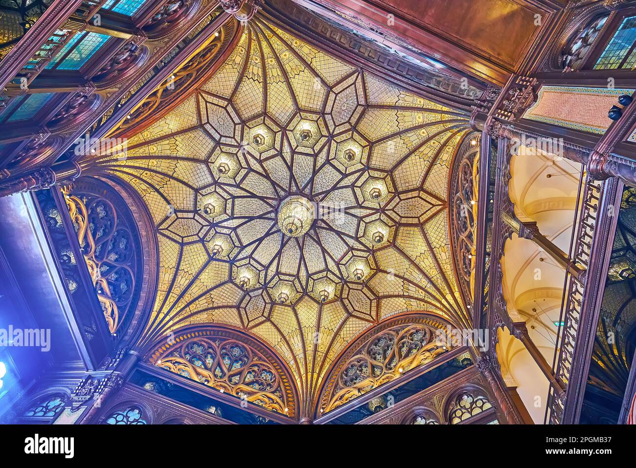 BUDAPEST, UNGHERIA - 22 FEBBRAIO 2022: Cupola interna ornata della Corte di Parigi (Casa Brudern) con legno intagliato e mosaico di vetro, il 22 febbraio a Budapest Foto Stock