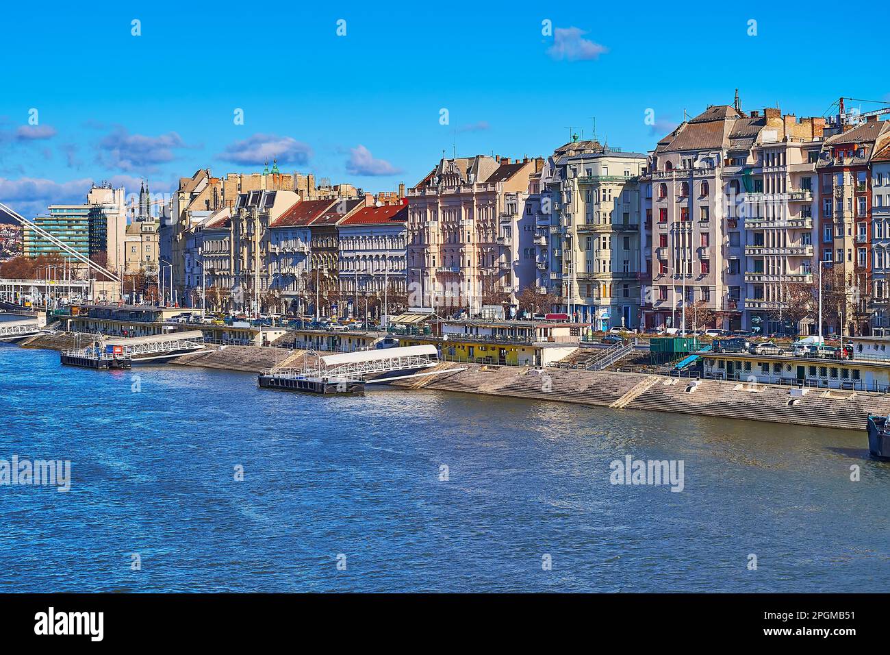 Lungofiume del Danubio con una serie di storiche case cittadine del quartiere di Pest, Budapest, Ungheria Foto Stock
