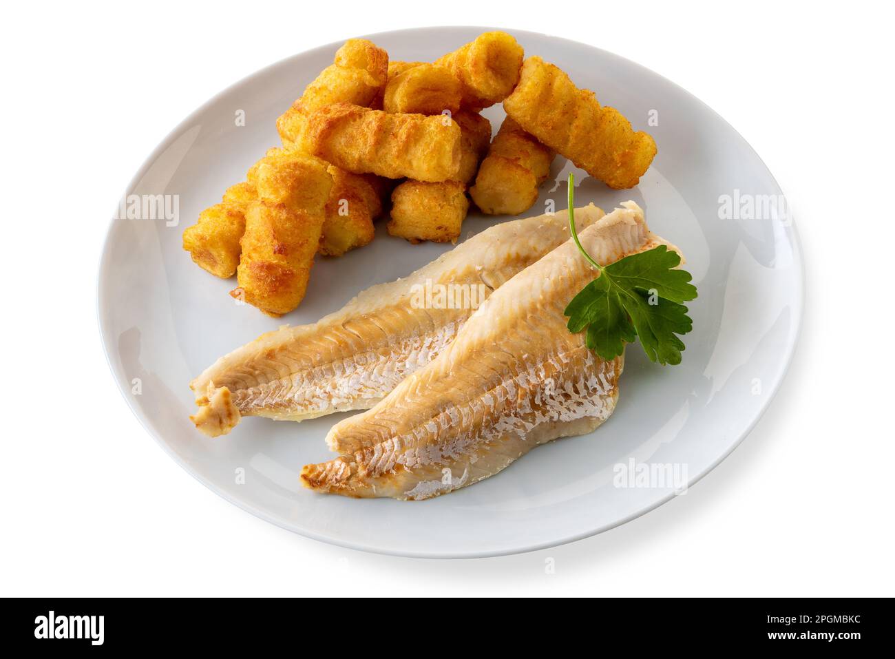 Filetti di merluzzo cotti con crocchette di patate e foglia di prezzemolo in piatto bianco . Isolato su bianco con percorso di ritaglio incluso Foto Stock