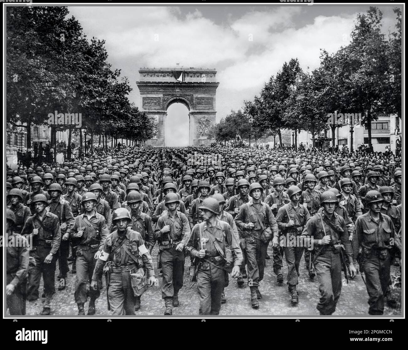 PARIGI WW2 VITTORIA PARADE ARC DE TRIOMPHE PARIGI WW2 VITTORIA LIBERAZIONE GERMANIA NAZISTA truppe americane della 28th° divisione fanteria marciano lungo Avenue des Champs-Élysées, Parigi, nella parata della vittoria. Data 29 agosto 1944 Foto Stock