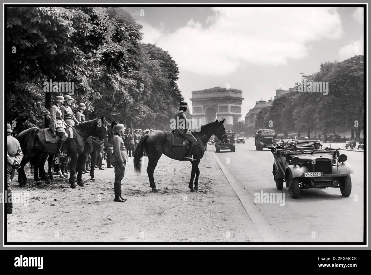 PARIGI FRANCIA OCCUPAZIONE NAZISTA seconda guerra mondiale 1940 le forze di occupazione naziste entrano a Parigi i soldati tedeschi sfilano lungo Avenue Foch con l'Arco di Trionfo dietro Parigi Francia 14 giugno 1940 Avenue Foch dove la 30 .Infanterie-Division è salutata dal generale Kurt von Briesen. Foto Stock