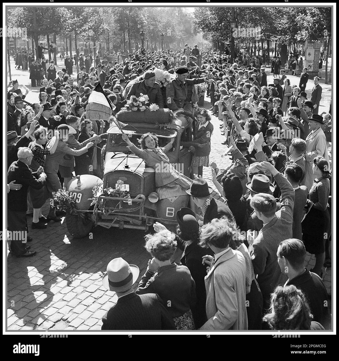 WW2 Liberazione di Bruxelles Belgio 1944 febbraio 4th da parte delle forze alleate britanniche, Folle estatiche ondano contro le truppe mentre avanzano verso la destinazione finale Germania nazista la liberazione del Belgio dall'occupazione tedesca è stata completata il 4 febbraio 1945, quando l'intero paese è stato dichiarato libero dalle truppe tedesche. L'operazione è iniziata quando le forze alleate sono entrate il 2 settembre 1944. La liberazione venne dopo quattro anni di dominio nazista occupato dai tedeschi. Il governo belga è tornato al potere il 8 settembre 1944, Foto Stock