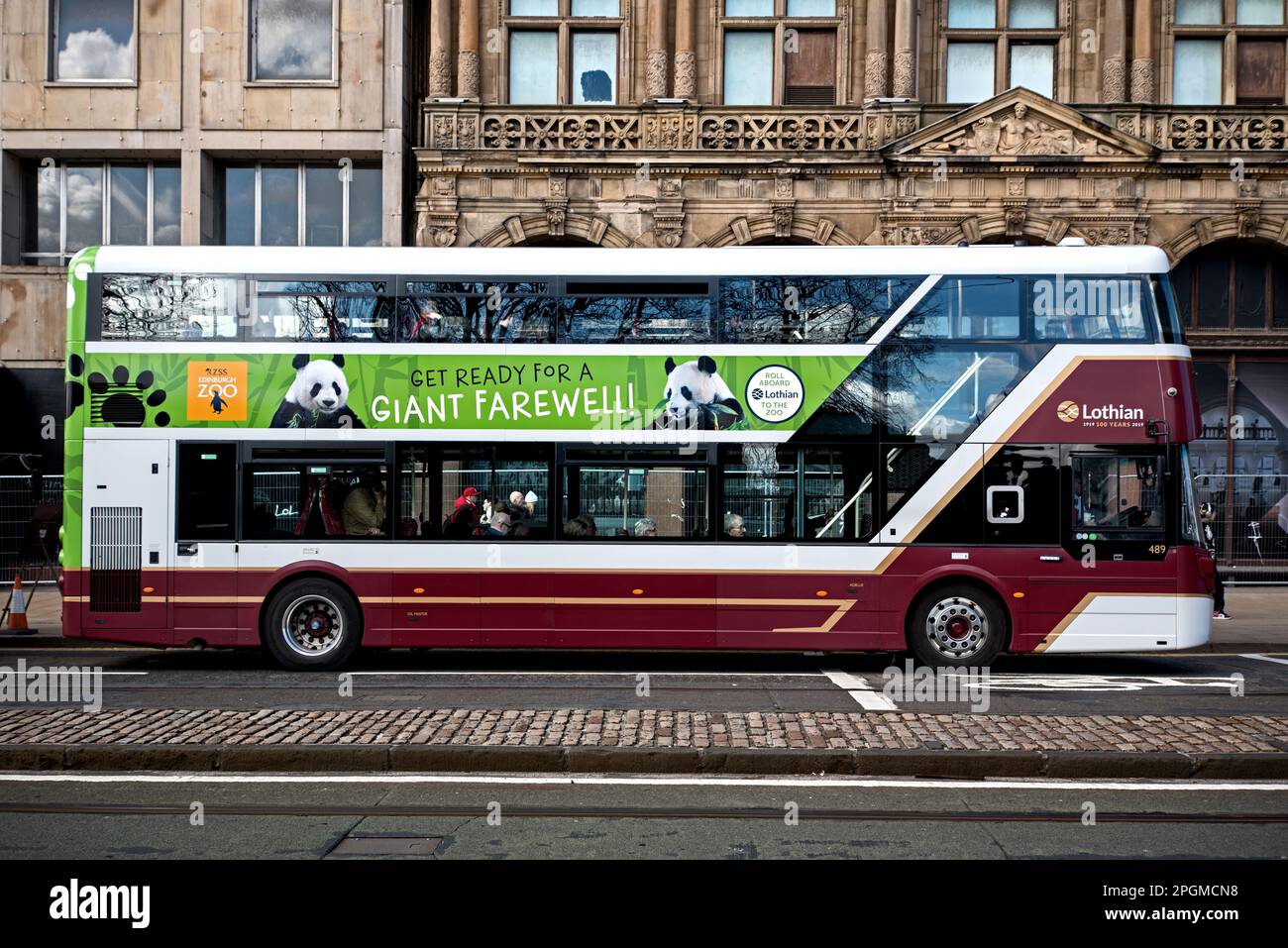 The Panda Bus, Edinburgh Zoo Advert - Get Ready for a Giant Farewell - con panda su un autobus Lothian su Princes Street, Edimburgo, Scozia, Regno Unito. Foto Stock