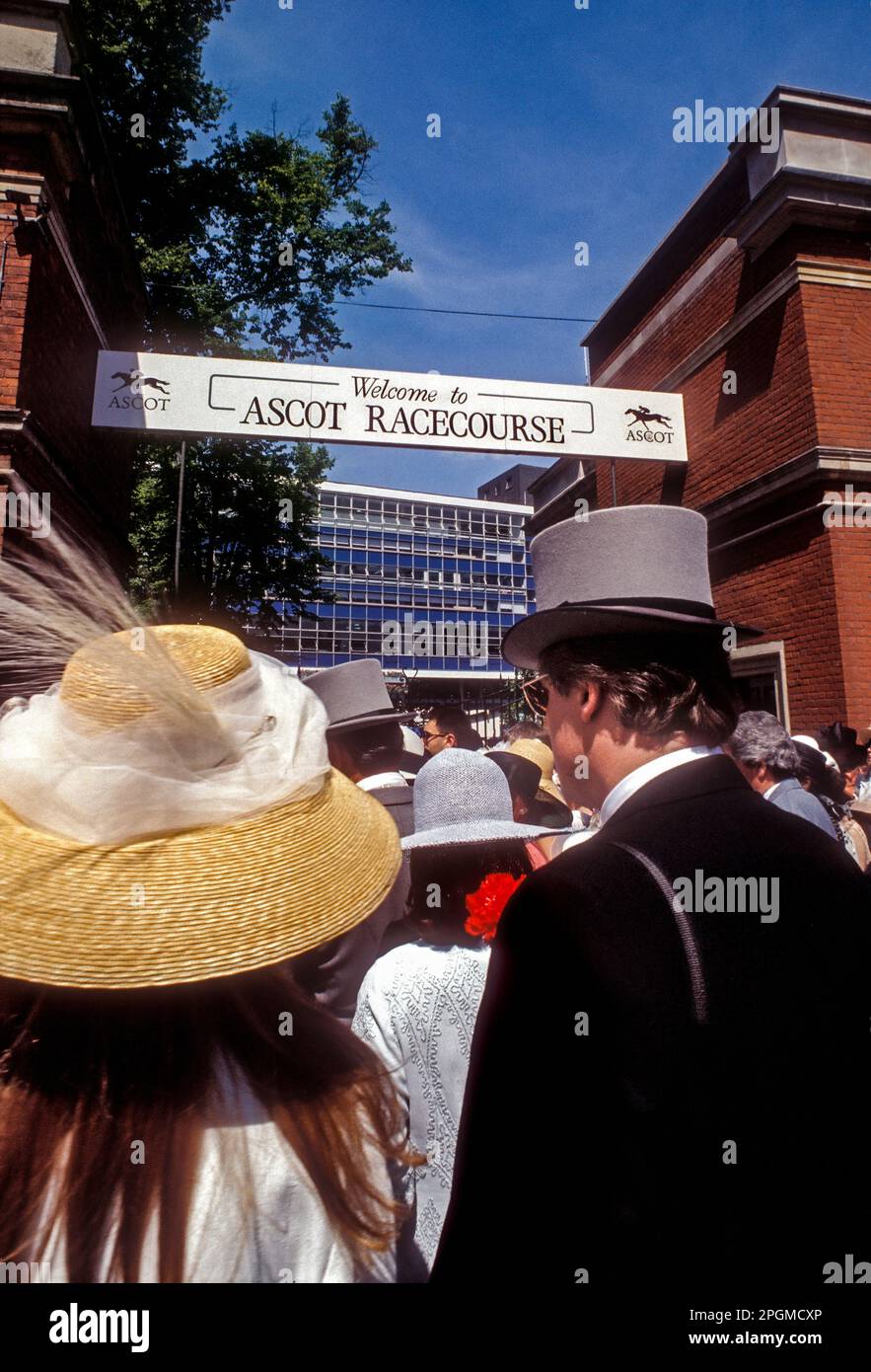 ROYAL ASCOT Races le regate d'epoca retrò anni '1980 e le donne in abito formale entrano nell'ippodromo di Ascot su uno storico e soleggiato ippodromo Royal Ladies Day Ascot, Berkshire, Regno Unito Foto Stock
