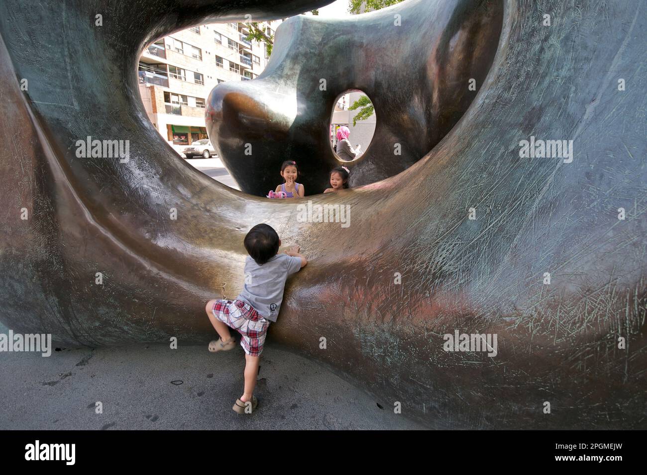 Toronto, Ontario, Canada - 08/25/2013: Bambini che giocano vicino alla scultura nella Galleria d'Arte dell'Ontario Foto Stock