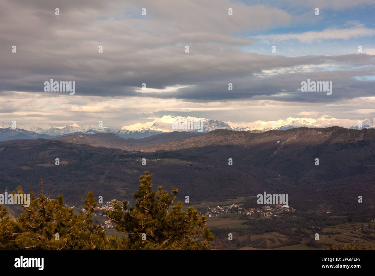 La montagna di Krn coperta da una vista innevata da mont St Gabriel, Slovenia Foto Stock