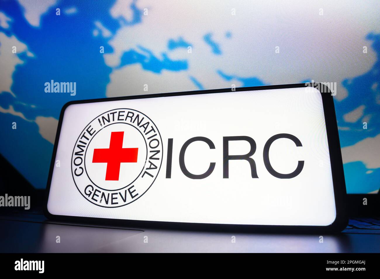 In questa foto, il logo del Comitato Internazionale della Croce Rossa (CICR) visualizzato sullo schermo di uno smartphone. Foto Stock