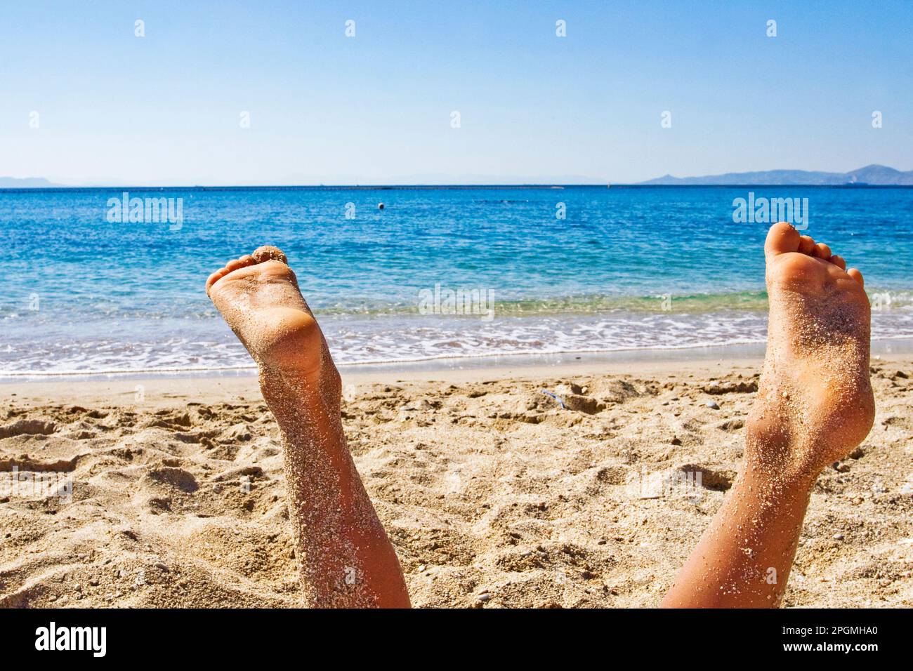 piedi sollevati sulla spiaggia Foto Stock