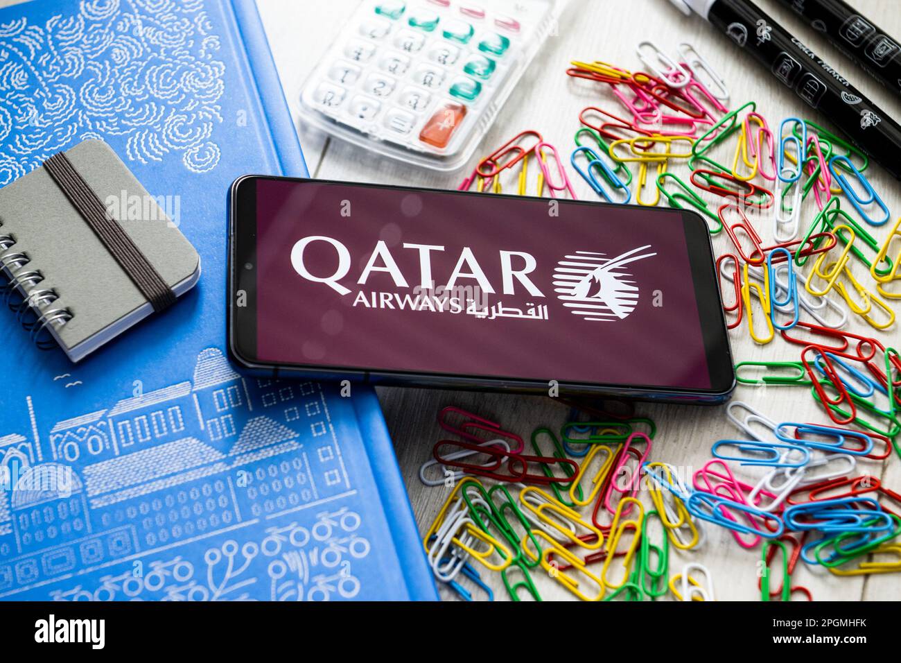 In questa illustrazione della foto viene visualizzato il logo Qatar Airways sullo smartphone. Foto Stock