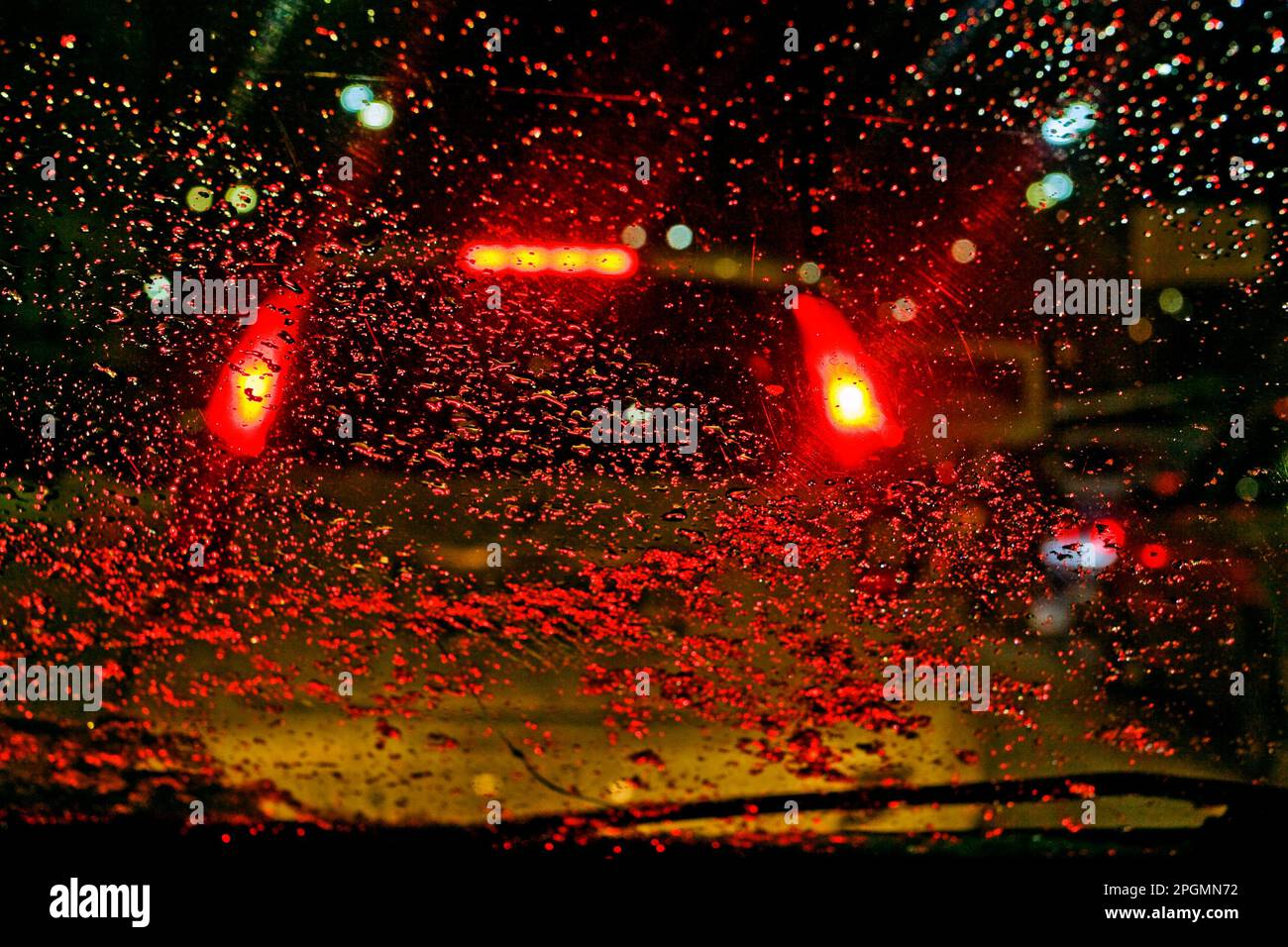 Waterdrops , Raindrops sul finestrino dell'auto con sfondo Bokeh di notte in città , fuoco selettivo Foto Stock