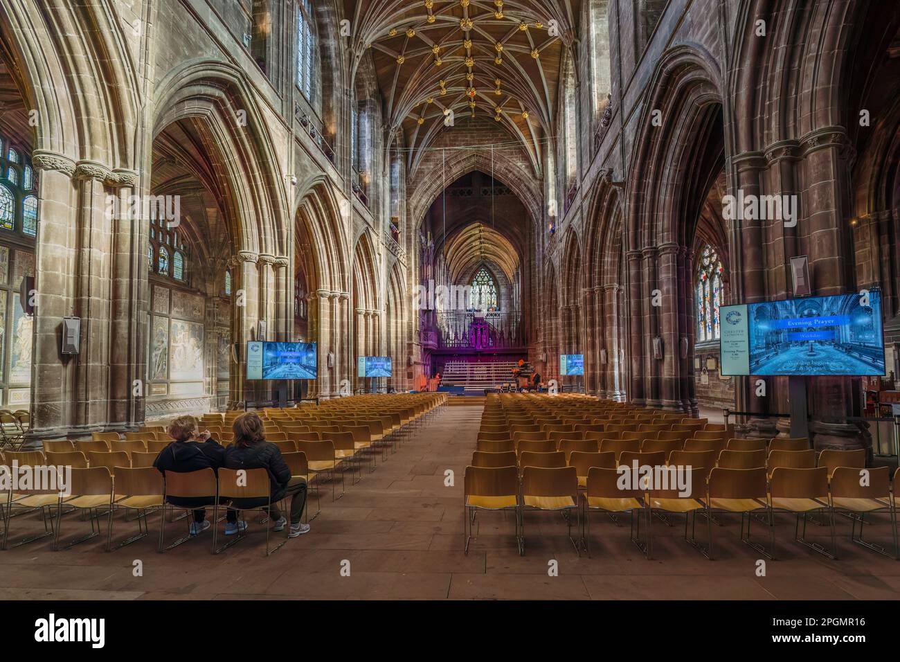 22.03.2023 Chester, Cheshire, Regno Unito. La Cattedrale di Chester è molto per molte persone; una vivace comunità di culto, un'antica abbazia, un archeologico Foto Stock