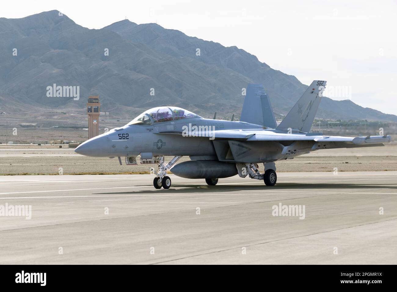 Las Vegas, NV - 5 novembre 2022: Navy EA-18 Growler Fighter Jet fa una dimostrazione durante il salone aereo Aviation Nation alla Nellis AFB. Foto Stock