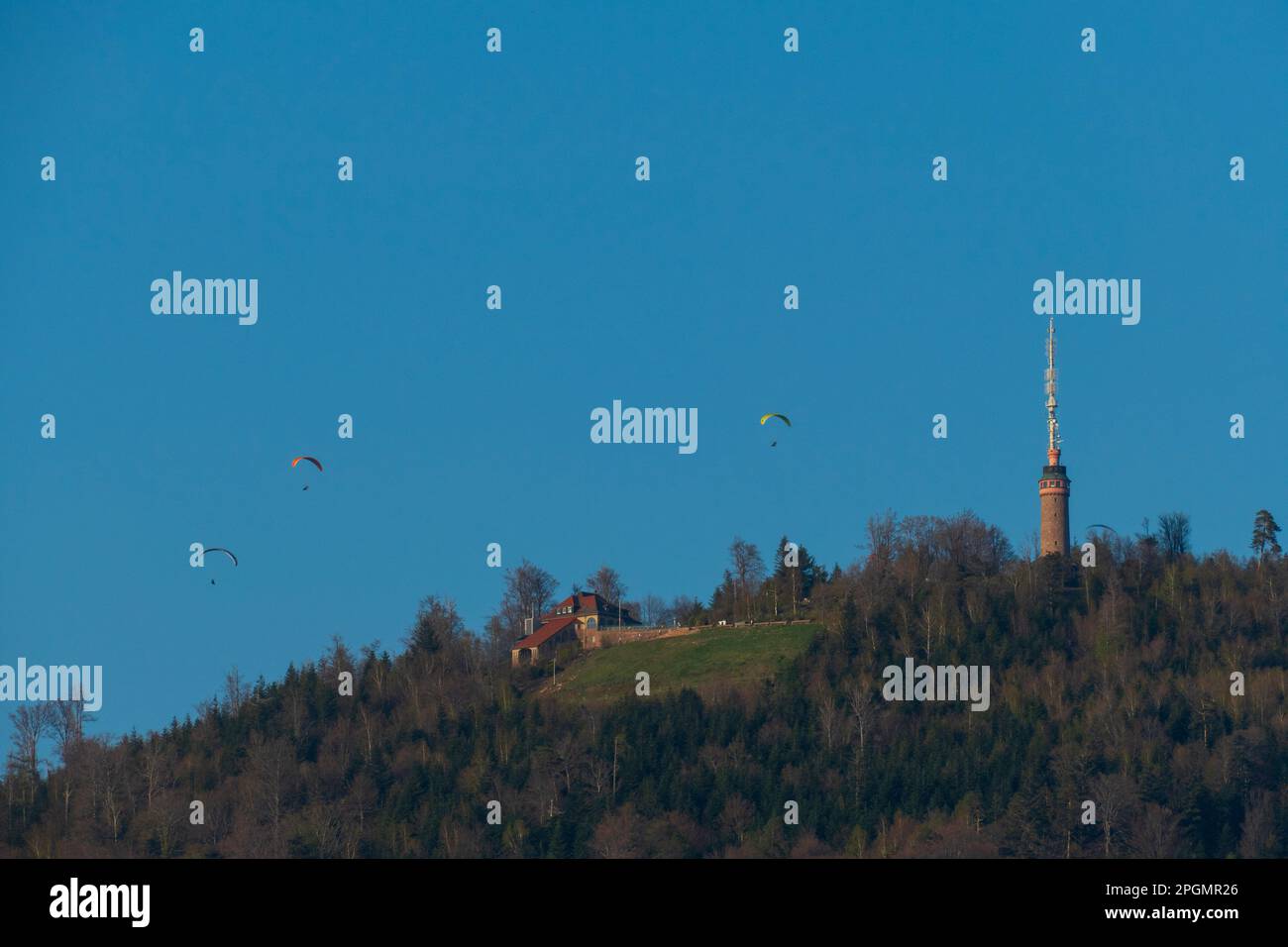 Gleitschirmflieger über dem historischen Merkur Turm Baden-Baden Foto Stock