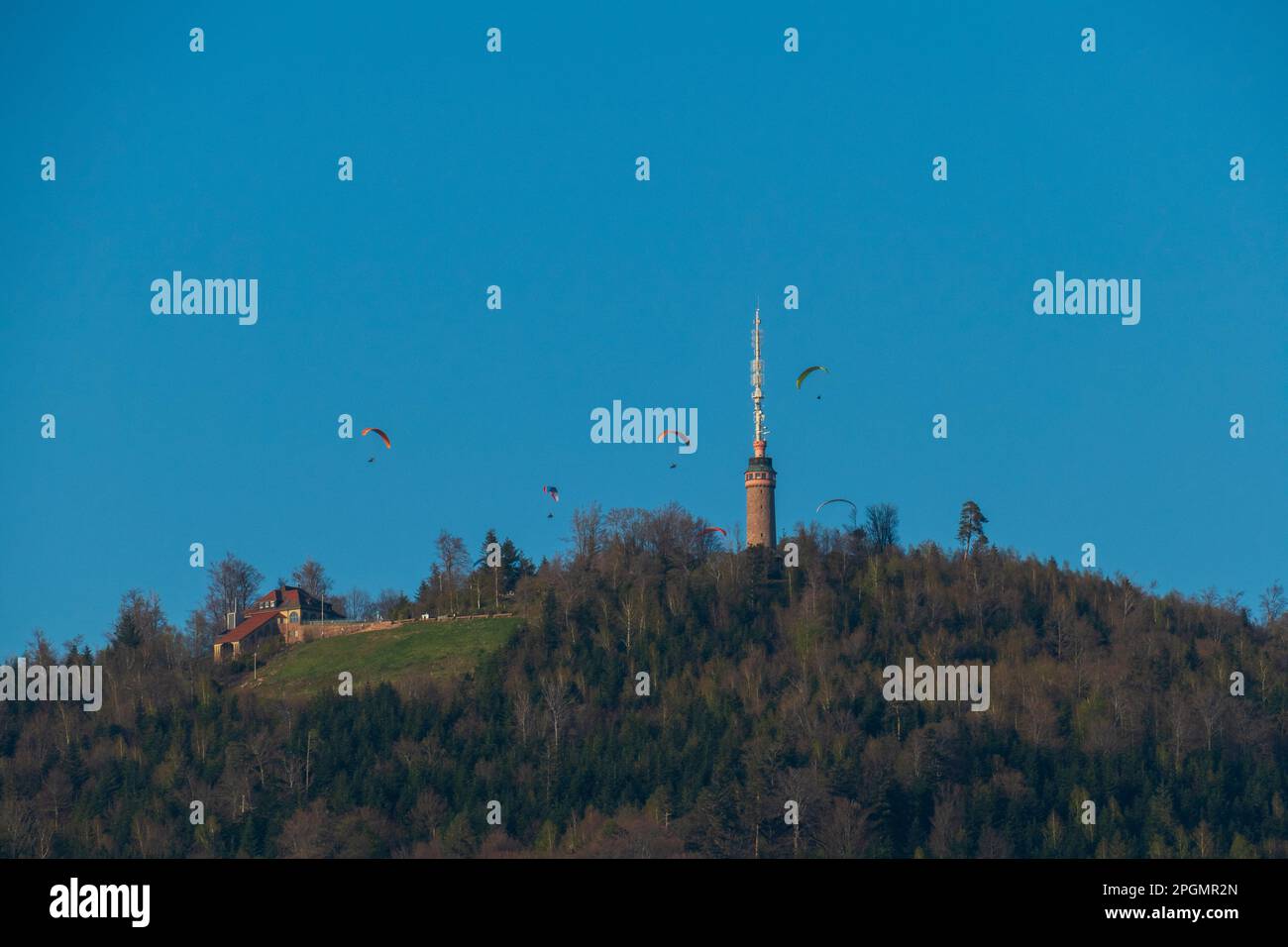 Gleitschirmflieger über dem historischen Merkur Turm Baden-Baden Foto Stock