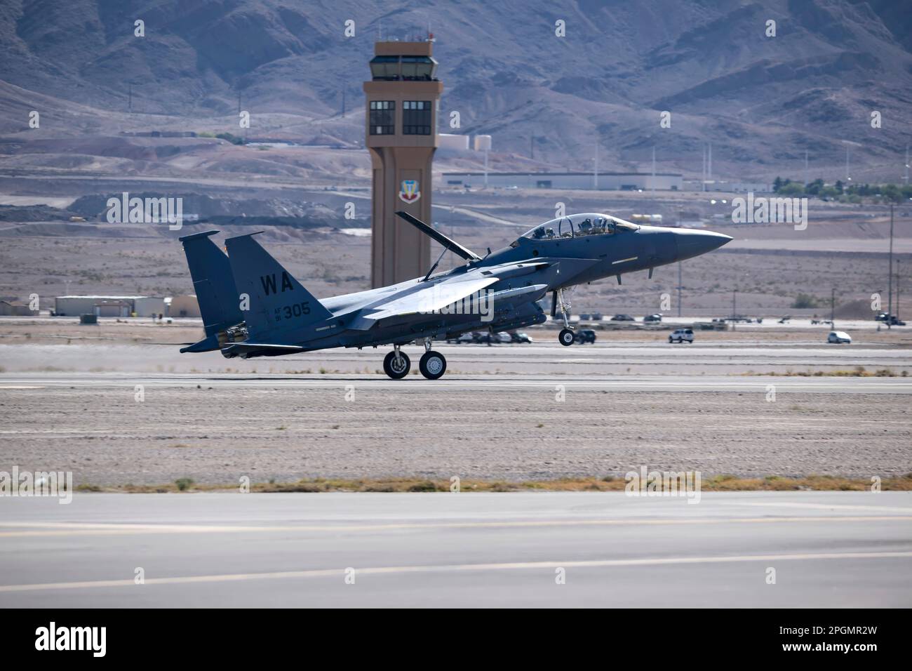 Las Vegas, NV - 5 novembre 2022: F-15 Strike Eagle Fighter Jet Lands di fronte alla Torre di controllo all'Aviation Nation Airshow di Nellis AFB. Foto Stock