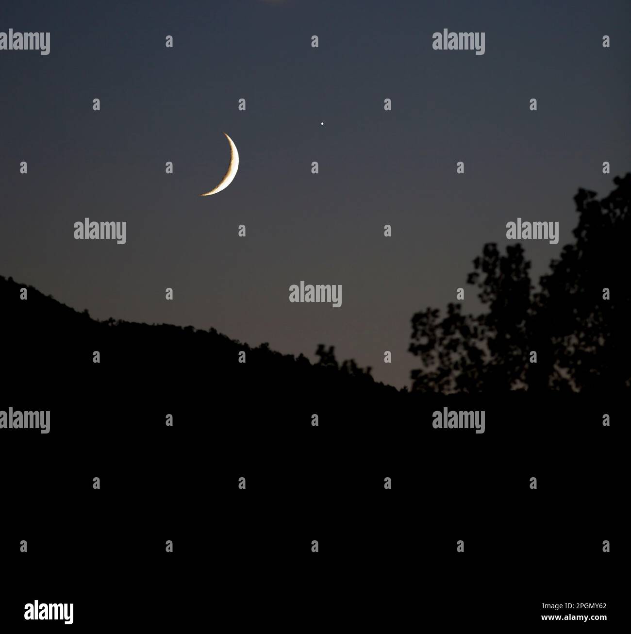 La luna di Crescent e Giove iewed dal pavimento della valle del Vermont Foto Stock