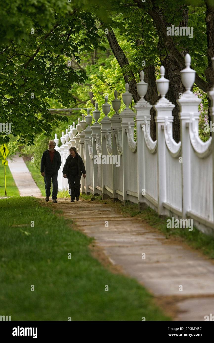 Coppia passeggiando accanto al recinto decorativo che circonda la vecchia prima chiesa congregazionale di Bennington, Vermont Foto Stock