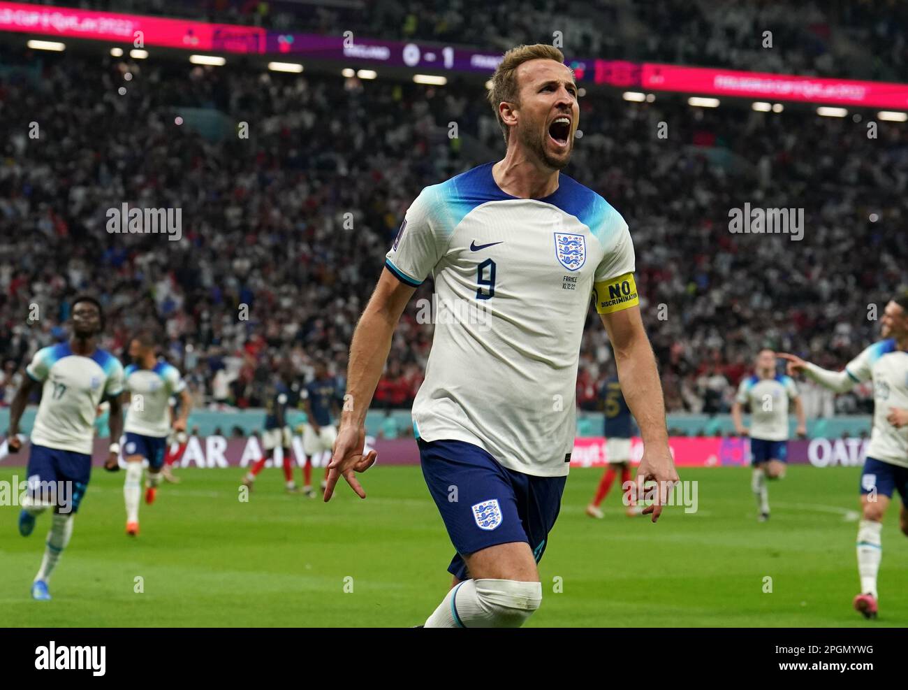 Foto del file datata 10-12-2022 di Harry Kane in Inghilterra festeggia il primo goal per segnare il punteggio a 1-1 durante la finale di Quarter-Final della Coppa del mondo FIFA in Qatar. Harry Kane è diventato il miglior marcatore inglese, con una penalità nella partita di qualificazione del Campionato europeo contro l'Italia a Napoli, allontanandolo da Wayne Rooney e passando al 54. Data di emissione: Giovedì 23 marzo 2023. Foto Stock