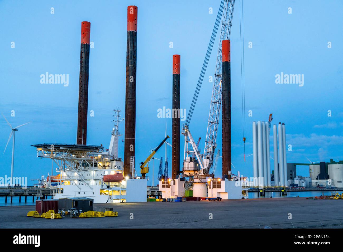 Buss Terminal Eemshaven, hub logistico per l'industria eolico offshore, da qui le nuove centrali eoliche nel Mare del Nord sono fornite di attrezzature, mon Foto Stock