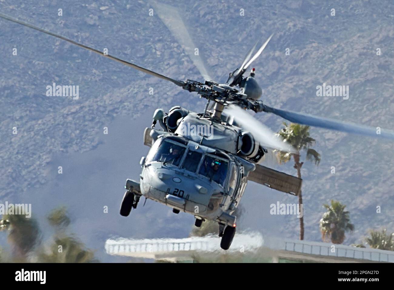 Palm Springs, California, Stati Uniti. 12th Feb, 2023. Un elicottero Navy MH-60s con partenza da Palm Springs. (Credit Image: © Ian L. Sitren/ZUMA Press Wire) SOLO PER USO EDITORIALE! Non per USO commerciale! Foto Stock
