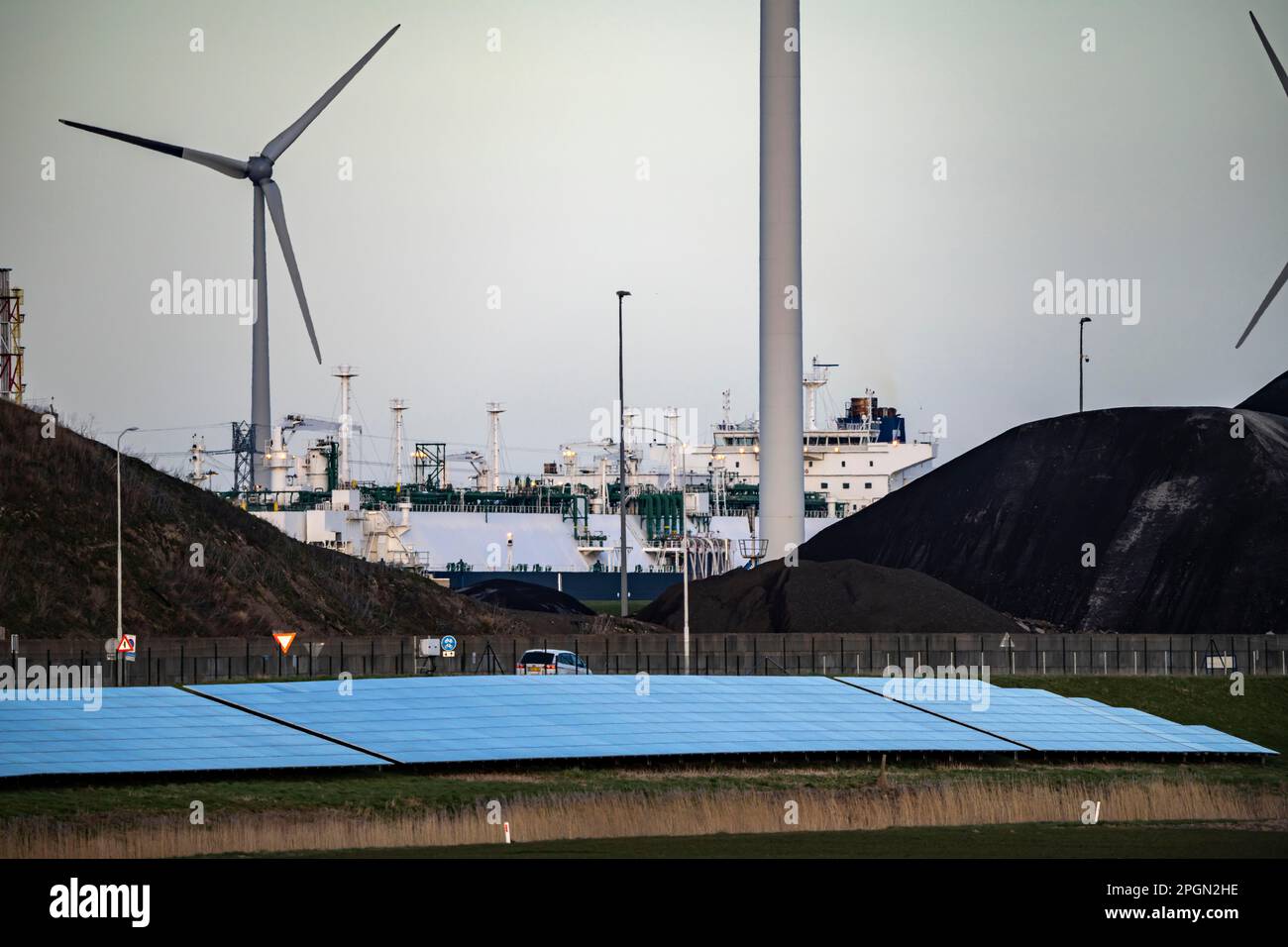 EemsEnergyTerminal, terminale galleggiante di GNL nel porto marittimo di Eemshaven, le petroliere portano gas naturale liquefatto alle due navi di produzione, Eemshaven LN Foto Stock