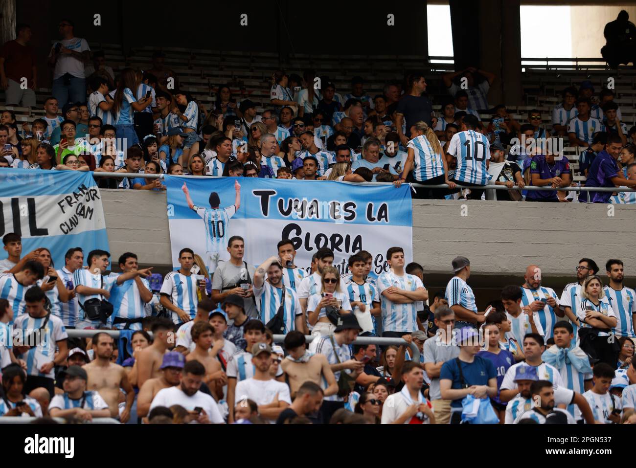 Ciudad Autonoma de Buenos Aires, Argentina, 22 marzo 2023. I fan argentini con bandiera messi entrano nello stadio prima della partita tra la Nazionale Argentina vs. Nazionale Panamá, amichevole . Credito: Fabideciria. Foto Stock