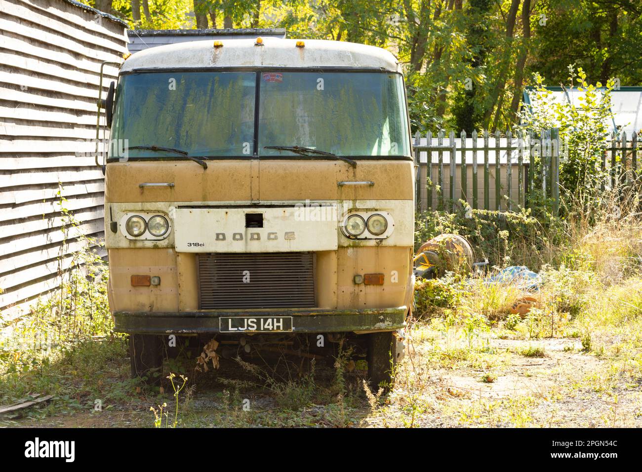 Un disusato e abbandonato 1964 Dodge Travco motorhome, colore beige, trasporto americano Foto Stock