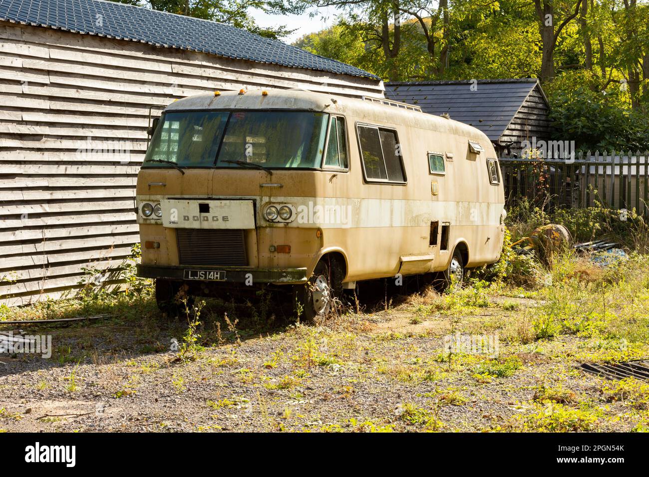 Un disusato e abbandonato 1964 Dodge Travco motorhome, colore beige, trasporto americano Foto Stock