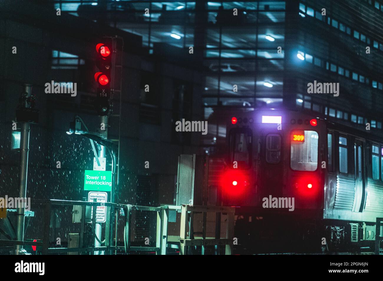 Una scena notturna poco illuminata di un treno CTA Foto Stock