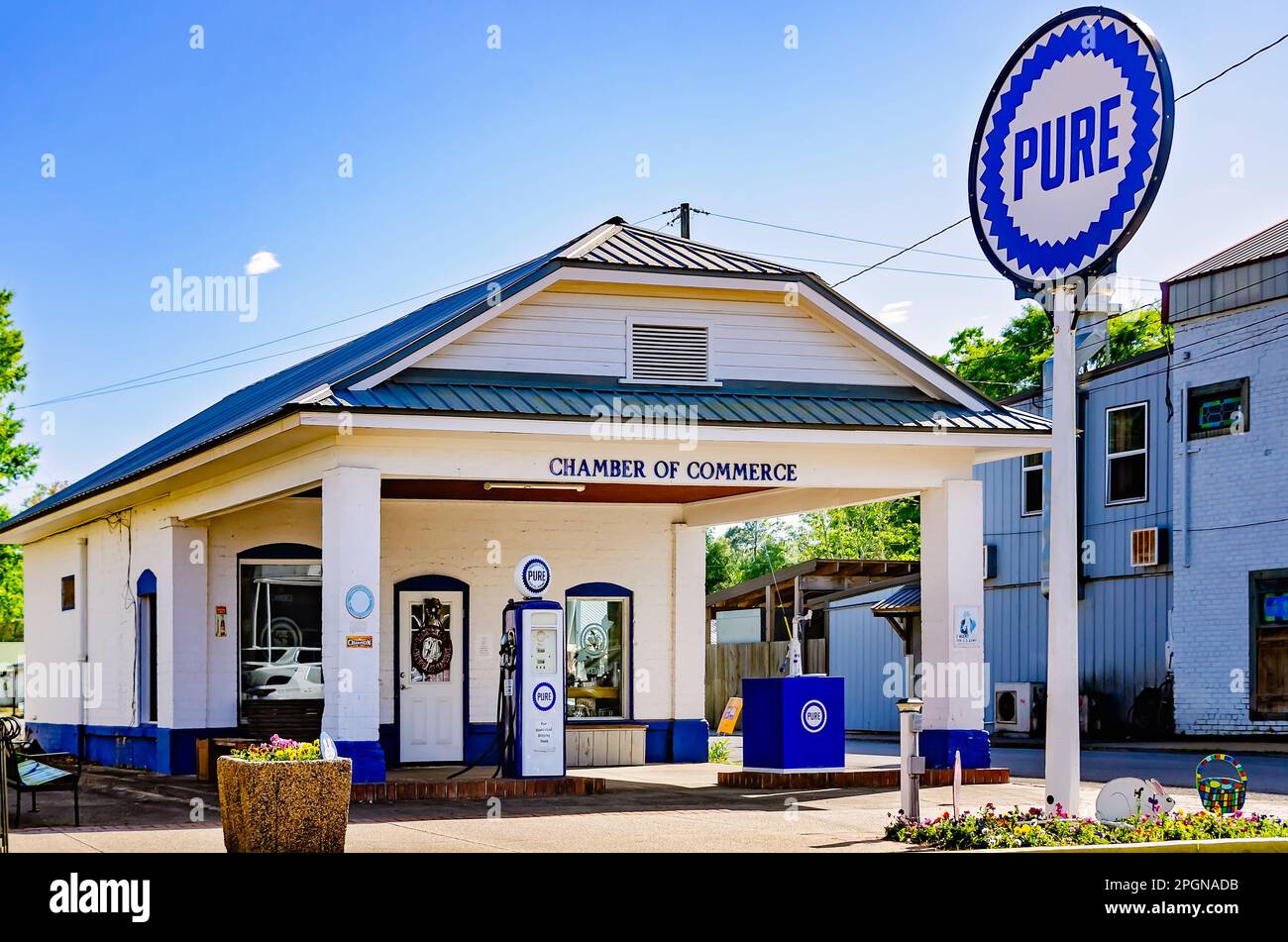 La Camera di Commercio di Lucedale è illustrata, 20 marzo 2023, a Lucedale, Mississippi. La Camera di Commercio è ospitata in una stazione di servizio 1923. Foto Stock