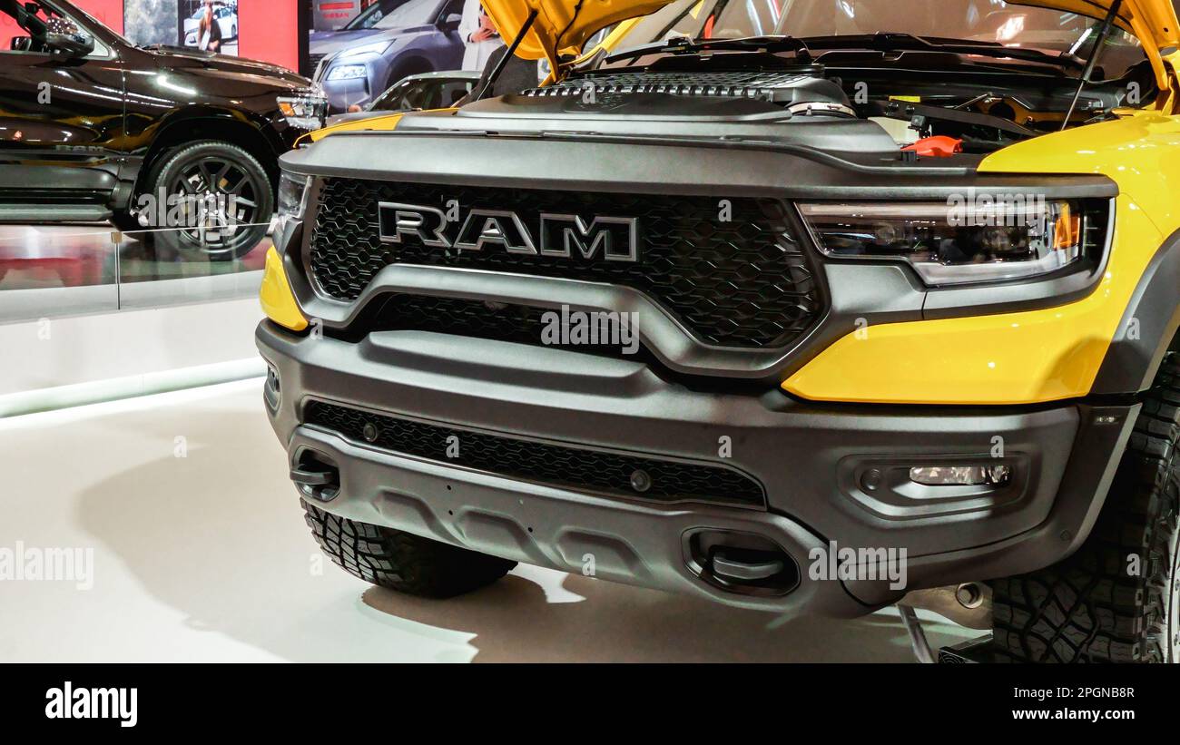 Vista ravvicinata dell'auto camion RAM gialla in esposizione. Folle che guardano i nuovi modelli di auto a Auto show. National Canadian Auto Show con molte marche di auto. Tor Foto Stock Vista ravvicinata dell'auto camion RAM gialla in esposizione. Folle che guardano i nuovi modelli di auto a Auto show. National Canadian Auto Show con molte marche di auto. Tor Foto Stock
