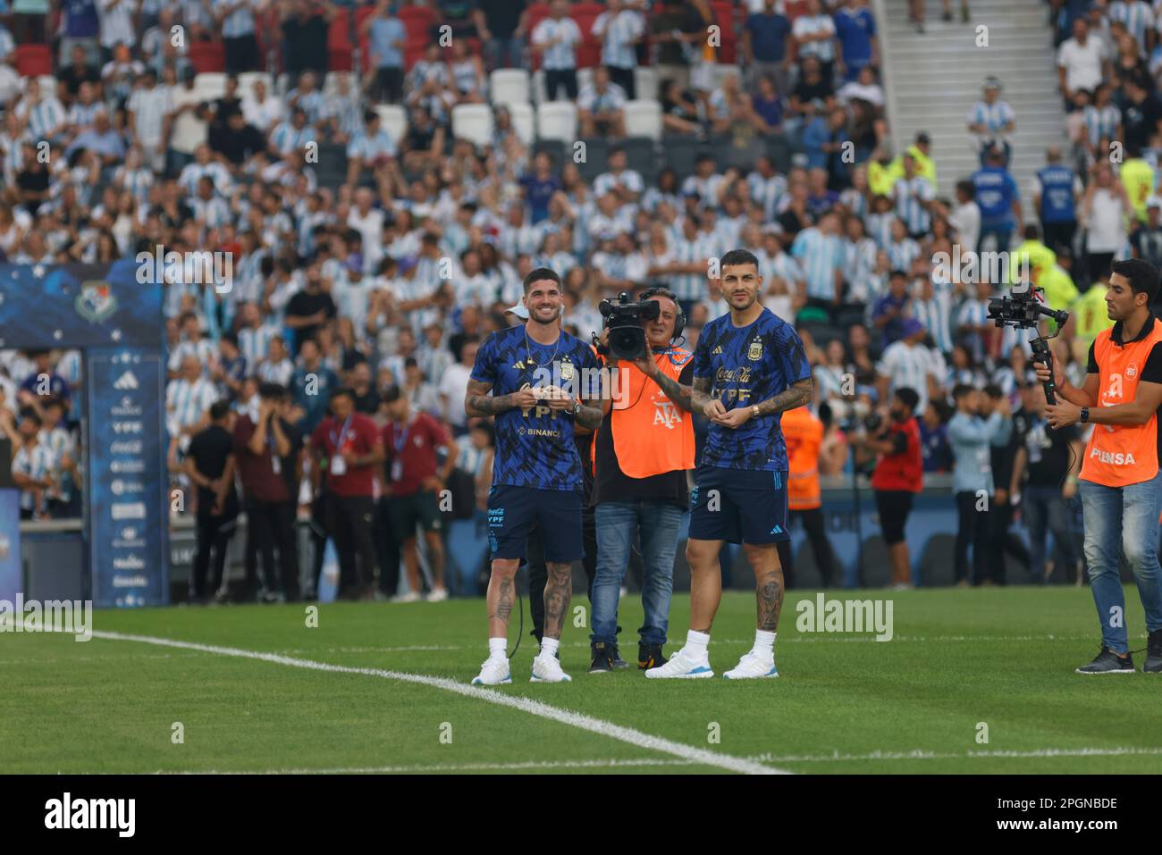 Ciudad Autonoma de Buenos Aires, Argentina, 23 marzo 2023. Rodrigo de Paul della Nazionale Argentina e Leandro Paredes della Nazionale Argentina entrano nello stadio prima della partita tra Nazionale Argentina vs Nazionale Panamá, amichevole . Credito: Fabideciria. Foto Stock