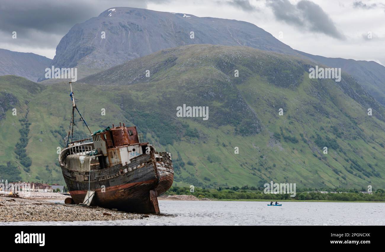 Scozia Corpach vicino a Fort William. Ben Nevis e la vecchia barca di Caol in primo piano Foto Stock