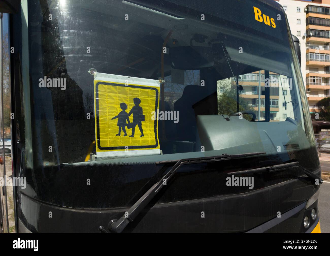 Cartello di trasporto dello studente sul parabrezza dell'autobus. Messa a fuoco selettiva Foto Stock
