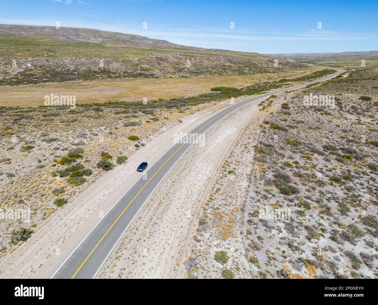 Vista con droni della famosa Ruta40 attraverso la Pampa argentina nella Provincia di Neuquén - viaggio in Sud America Foto Stock