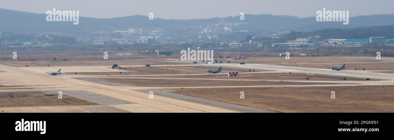 STATI UNITI Air Force F-16 Fighting Falcons, 35th Fighter Squadron, Kunsan Air base, taxi off the flightline dopo l'arrivo a Osan Air base, Repubblica di Corea, 22 marzo 2023. L'aereo si è temporaneamente riposizionato in Osan AB mentre la loro linea di volo è sottoposta a importanti riparazioni infrastrutturali. (STATI UNITI Air Force foto di staff Sgt. Tristan Truesdell) Foto Stock