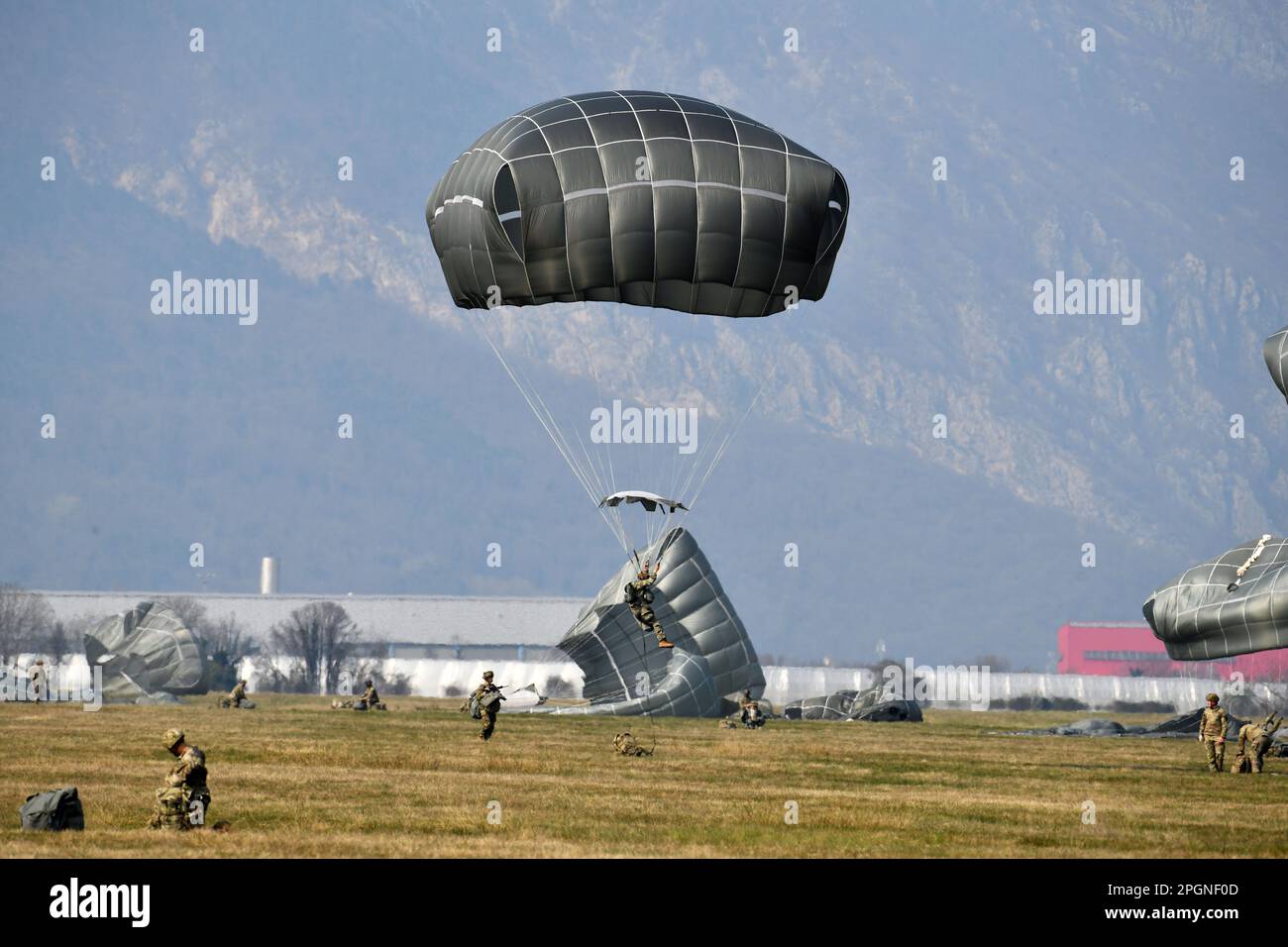 I Paracadutisti dell'Esercito DEGLI STATI UNITI assegnati a 2nd battaglione, 503rd reggimento di fanteria paracadute, 173rd Brigata aerea, scendono nella Juliet Drope zone, dopo essere usciti dalla C-17 dalla 446th Ala Airlift, durante un'operazione aerea in commemorazione del 20th° anniversario dell'operazione Northern Delay, Pordenone, Italia il 22 marzo 2023. L'operazione Northern Delay si è verificata il 26 marzo 2003 come parte dell'invasione dell'Iraq del 2003. Ha coinvolto il rilascio di 1.000 paracadutisti dalla Brigata aerea del 173rd nell'Iraq settentrionale. Fu l'ultima operazione di paracadute di combattimento su larga scala condotta dai militari statunitensi sin da Operati Foto Stock