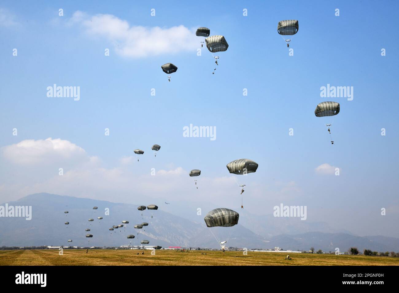 I Paracadutisti dell'Esercito DEGLI STATI UNITI assegnati a 2nd battaglione, 503rd reggimento di fanteria paracadute, 173rd Brigata aerea, scendono nella Juliet Drope zone, dopo essere usciti dalla C-17 dalla 446th Ala Airlift, durante un'operazione aerea in commemorazione del 20th° anniversario dell'operazione Northern Delay, Pordenone, Italia il 22 marzo 2023. L'operazione Northern Delay si è verificata il 26 marzo 2003 come parte dell'invasione dell'Iraq del 2003. Ha coinvolto il rilascio di 1.000 paracadutisti dalla Brigata aerea del 173rd nell'Iraq settentrionale. Fu l'ultima operazione di paracadute di combattimento su larga scala condotta dai militari statunitensi sin da Operati Foto Stock