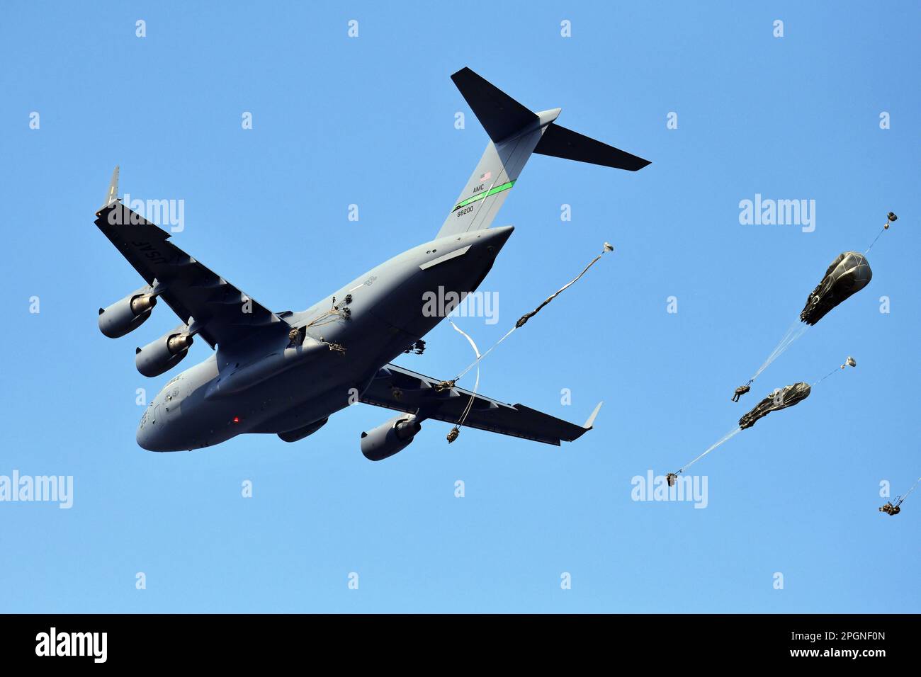 I Paracadutisti dell'Esercito DEGLI STATI UNITI assegnati a 2nd battaglione, 503rd reggimento di fanteria paracadute, 173rd Brigata aerea, scendono nella Juliet Drope zone, dopo essere usciti dalla C-17 dalla 446th Ala Airlift durante un'operazione aerea in commemorazione del 20th° anniversario dell'operazione Northern Delay, Pordenone, Italia il 22 marzo 2023. L'operazione Northern Delay si è verificata il 26 marzo 2003 come parte dell'invasione dell'Iraq del 2003. Ha coinvolto il rilascio di 1.000 paracadutisti dalla Brigata aerea del 173rd nell'Iraq settentrionale. Fu l'ultima operazione di paracadute di combattimento su larga scala condotta dai militari statunitensi sin da Operatio Foto Stock